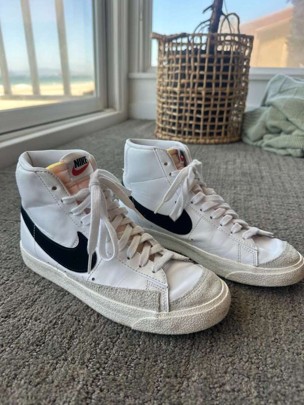 Nike Blazer Mid 77 Vintage High Top White Black Swoosh Sneakers - Size 8
